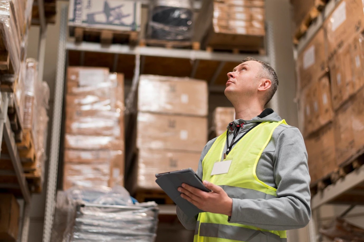 warehouse-worker-checking-parcels-with-bar-code-reader1-1 warehouse-worker-checking-parcels-with-bar-code-reader1-1